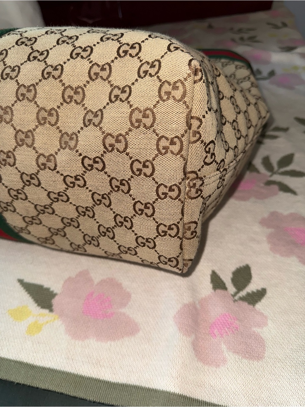 Authentic Gucci Giglio large GG canvas tote bag with with detachable pouch. - Picture 7 of 17